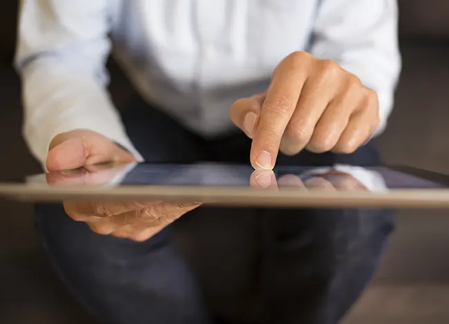 Un rispondente che risponde a un sondaggio su un tablet