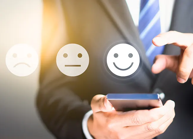 Um participante a responder a um inquérito no seu smartphone